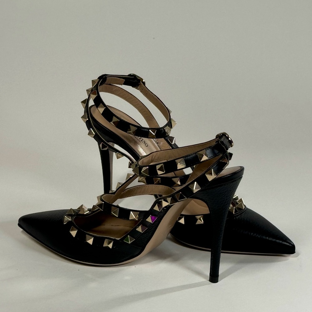VALENTINO GARAVANI ROCKSTUD LEATHER ANKLE STRAP PUMP